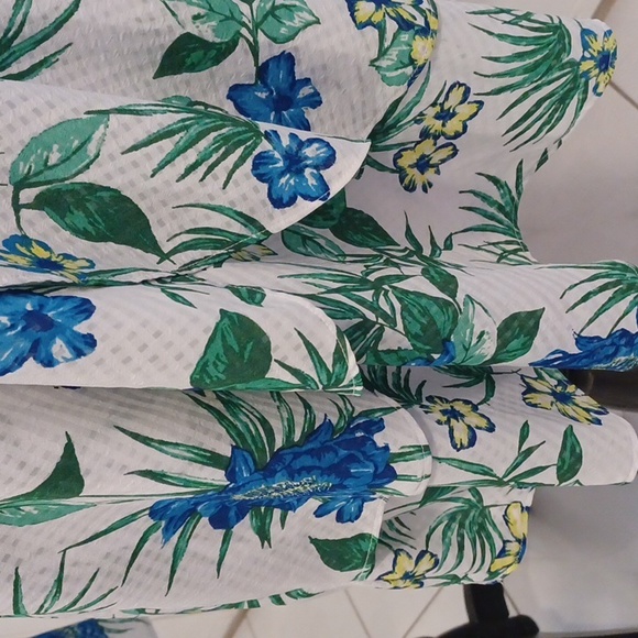 4/$30 Dainty White Floral Layered Blouse - Size 2X - Picture 2 of 7